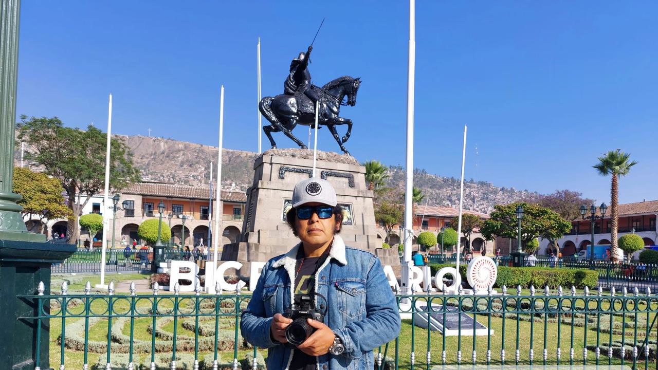 Pedro González Toledo con su cámara durante una cobertura en la Plaza Mayor de Ayacucho
