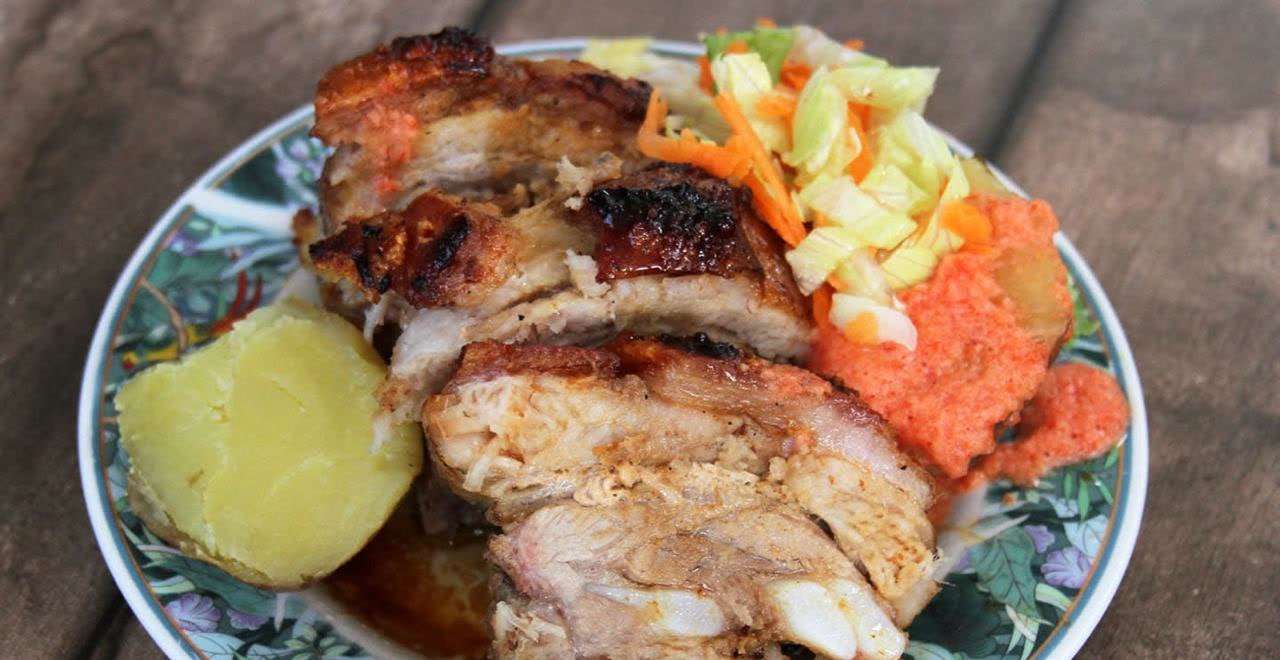 Costillas de cerdo a la caja china con papa sanchochada y ensalada criolla