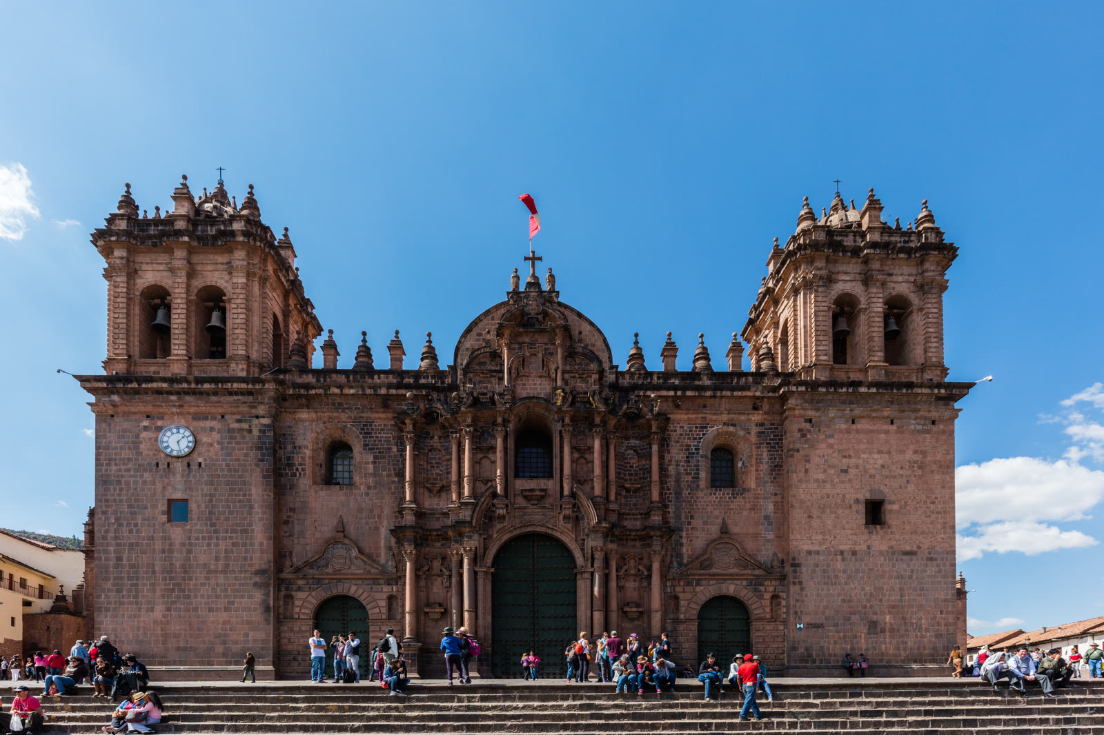 Fachada de la Catedral del Cusco en la Plaza de Armas, con cielo azul