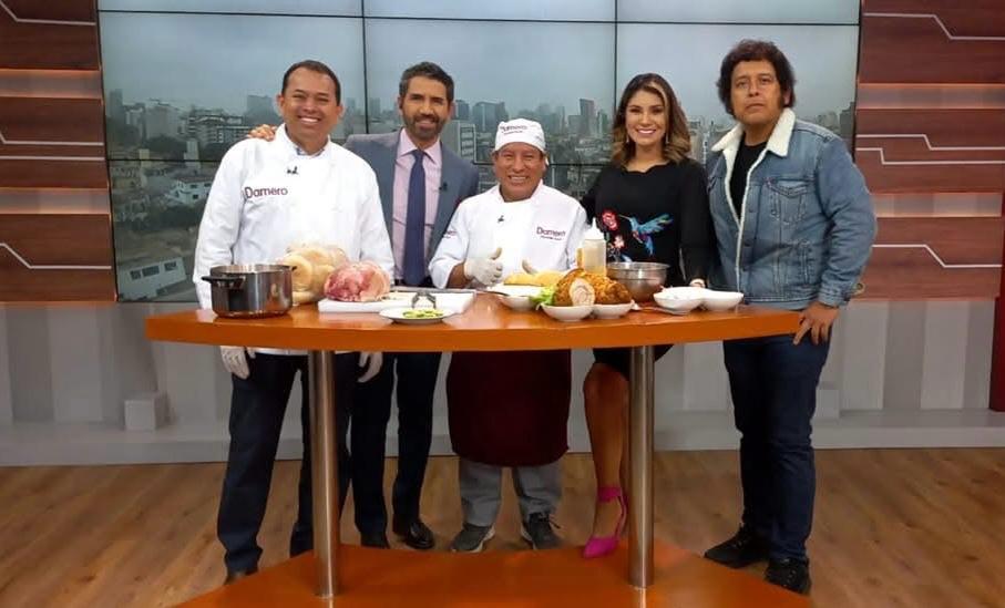 Pedro González Toledo con el equipo del restaurante Damero en un set de televisión