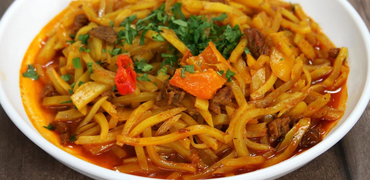 Plato de olluquito con carne servido con hierbas frescas