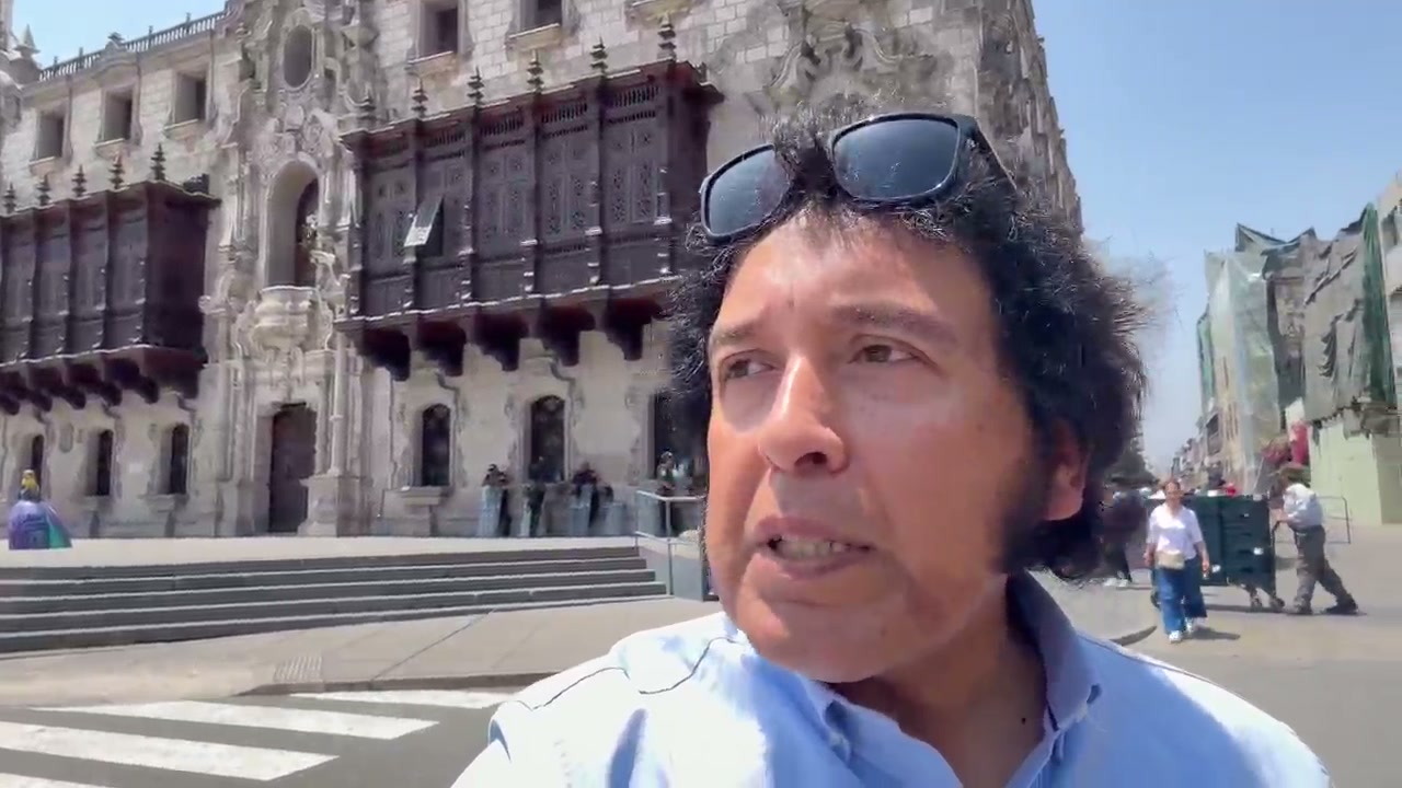 Pedro González Toledo reporta a cámara frente al Palacio Arzobispal de Lima